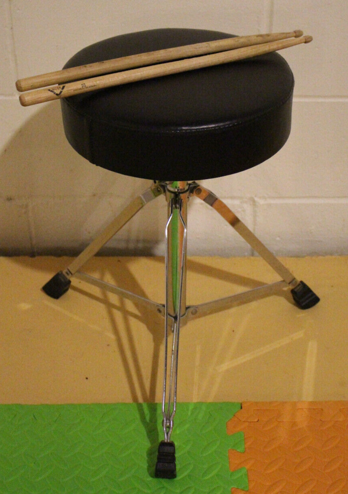 Drum throne with drum sticks