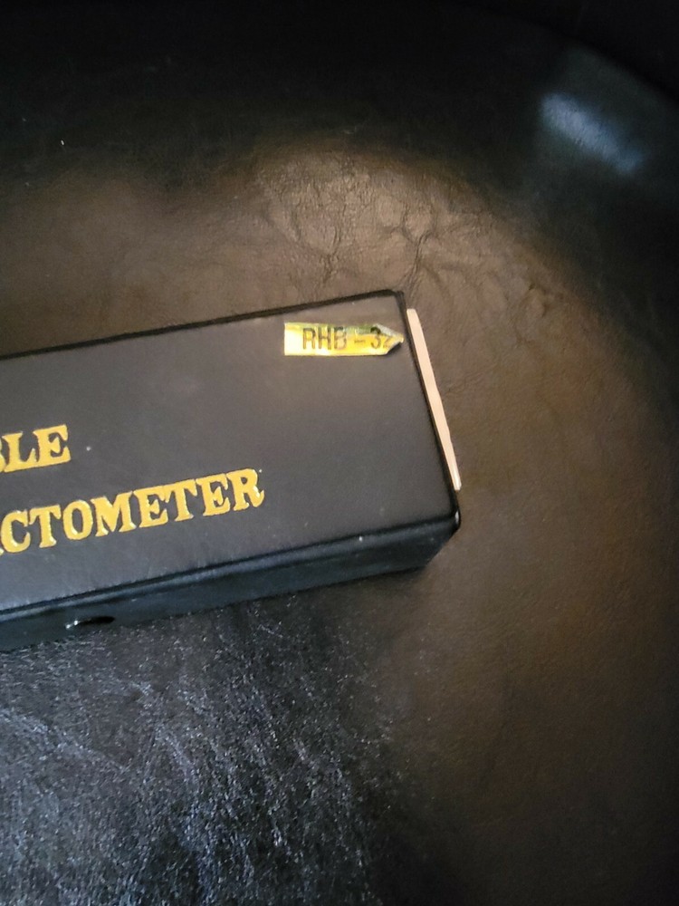 PORTABLE HAND HELD BRIX REFRACTOMETER. 0-32% (BRIX) RANGE, WITH CASE