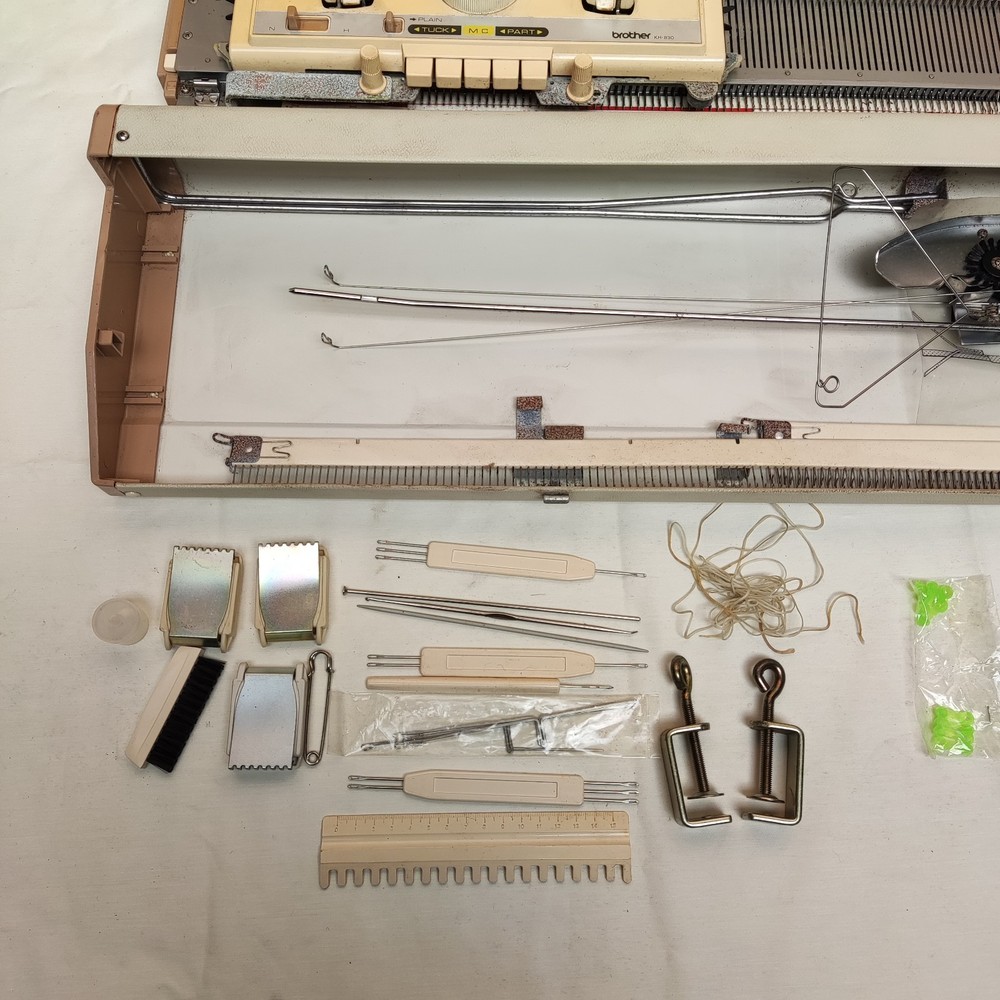BROTHER KH-830 KNITTING MACHINE WITH ACCESSORIES READ DESCRIPTION
