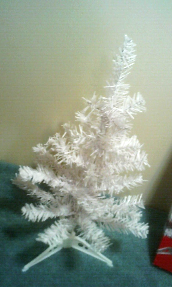 Nice 18 inch tall artificial Christmas tree w/stand NIB