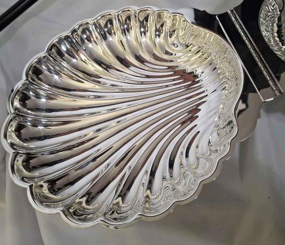 Leonard Regency Style Silver Plated Clam Shell Hinged Warmer with Swan Handle.