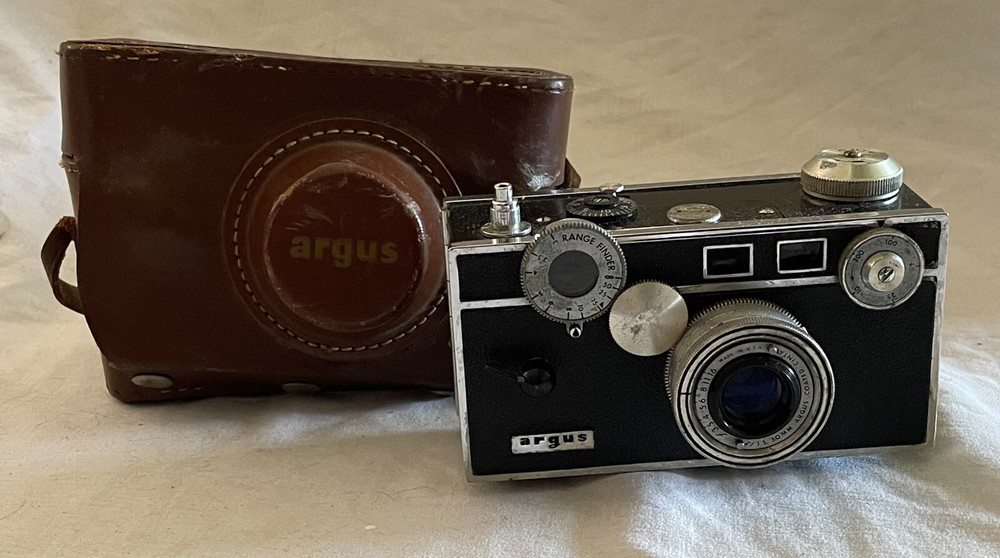 VINTAGE 1950s ARGUS C3 CAMERA WITH CASE  Untested