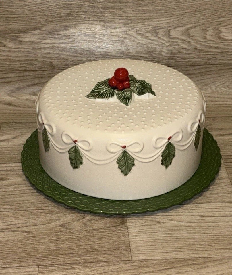 Holly Berry Vanilla Cake Stand