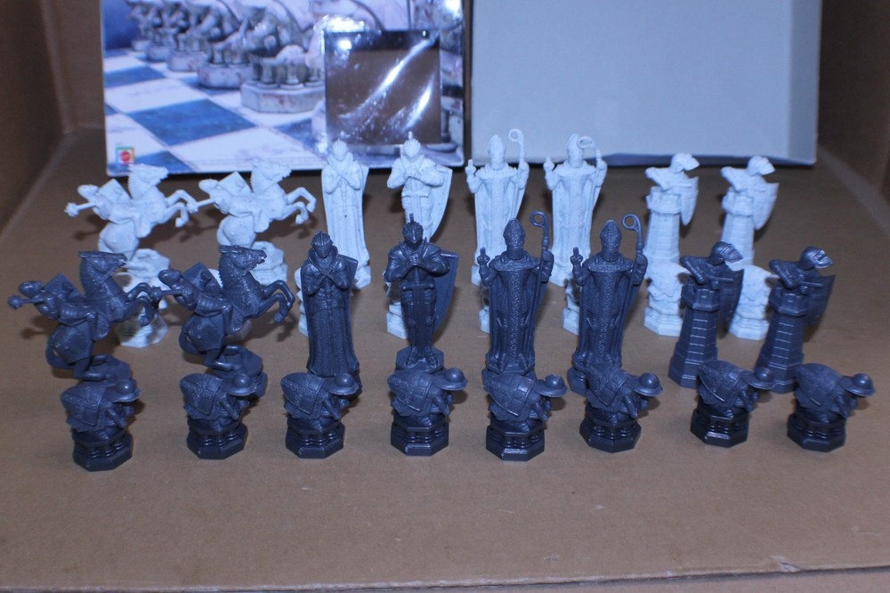 USED / COMPLETE / Harry Potter Wizard Chess Set 2002 Mattel