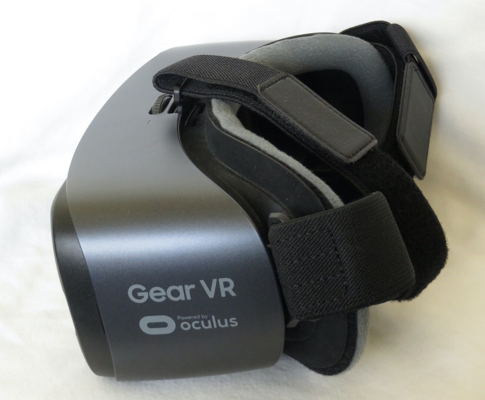 Samsung Gear VR Headset w/Controller. Model #SM-R324