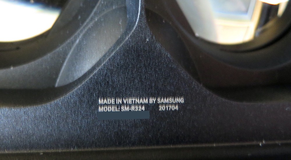 Samsung Gear VR Headset w/Controller. Model #SM-R324