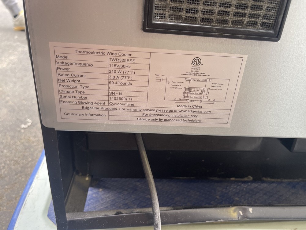 EdgeStar 32 Bottle Dual Zone Wine Cooler - TWR325ESS Needs Work One Side Powers