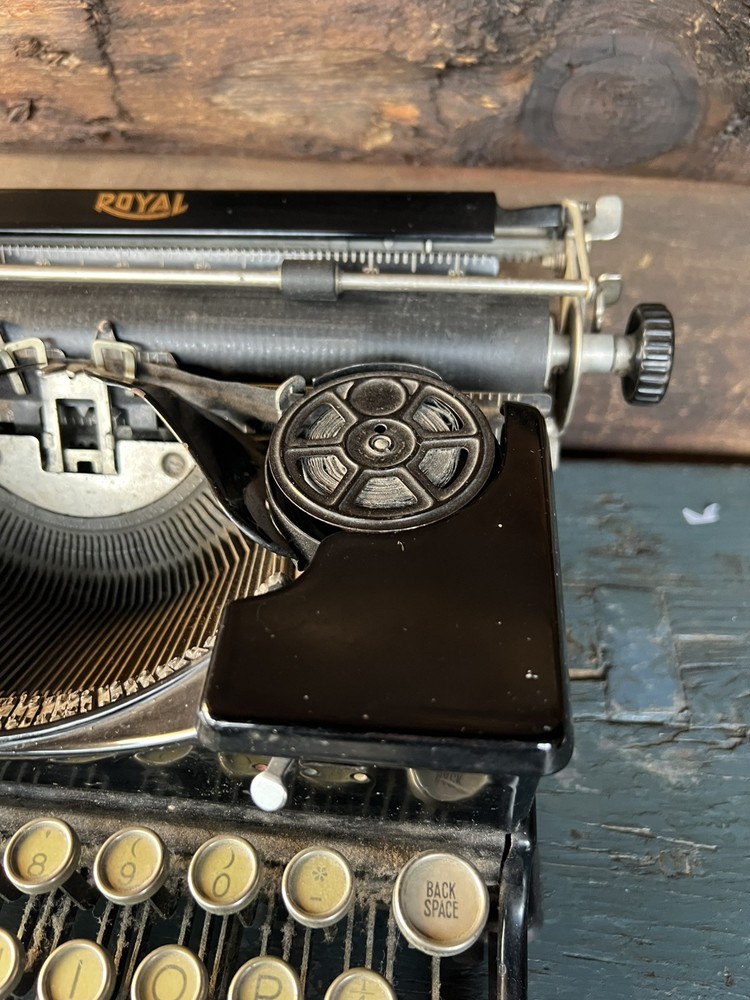 ANTIQUE 1930’s ROYAL TYPEWRITER