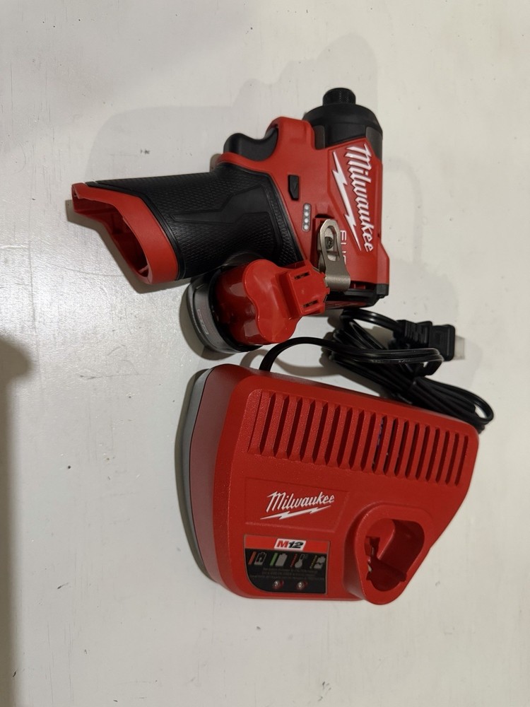 Milwaukee Cordless M12 Impact Driver Kit