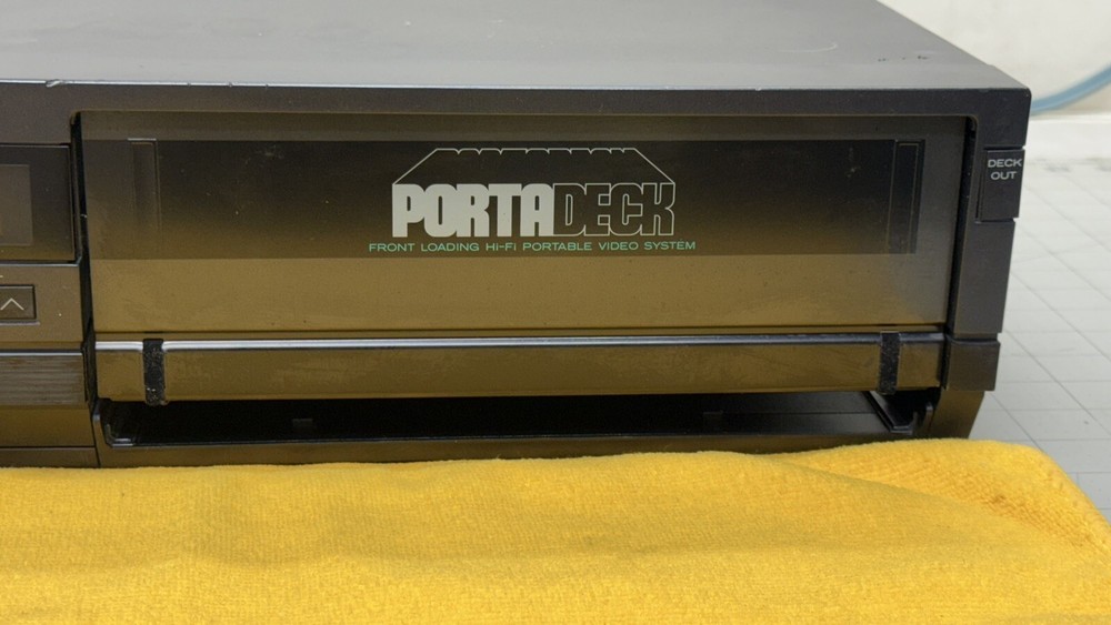 HITACHI VT-TU98A PORTADECK VIDEO SYSTEM TUNER ONLY POWERS ON - REST UNTESTED 🔥