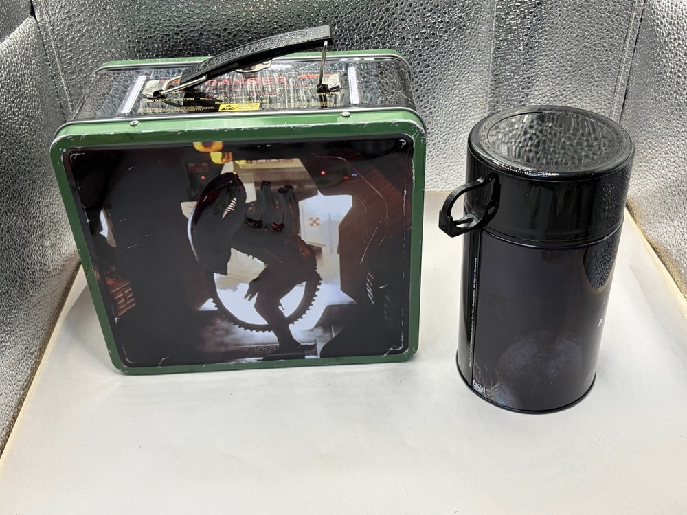Diamond Select Toys Alien Egg Distressed Lunch Box with Thermos