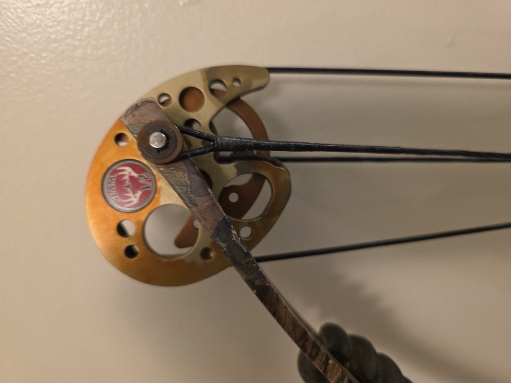 Reflex Excursion Compound Bow Weight 40-50 String 49 W/ Soft Case Camo Tru Fire