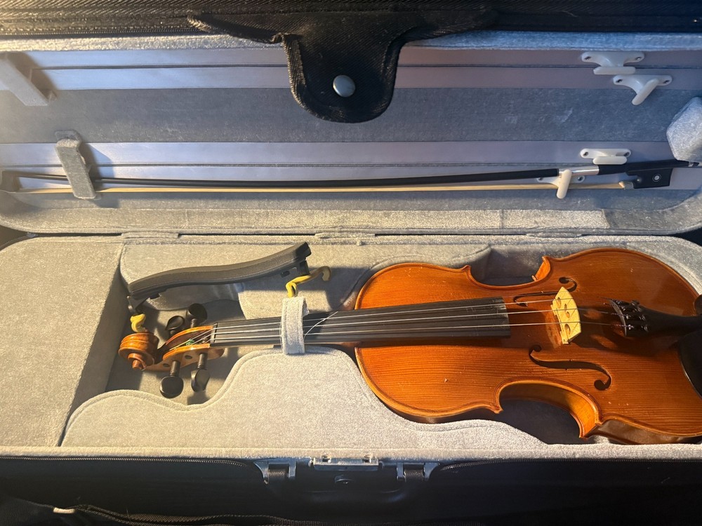 Maple leaf strings Model 130 4/4 Violin Used.