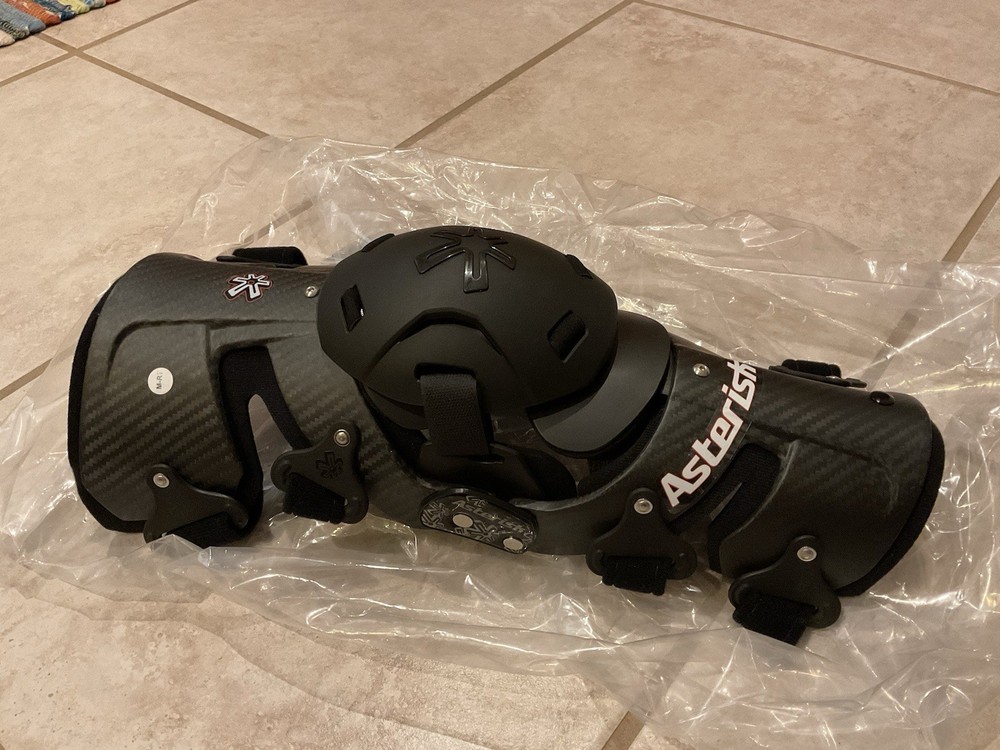 Asterisk Carbon Cell 1.2 Knee Braces Pair Size MEDIUM Open Box
