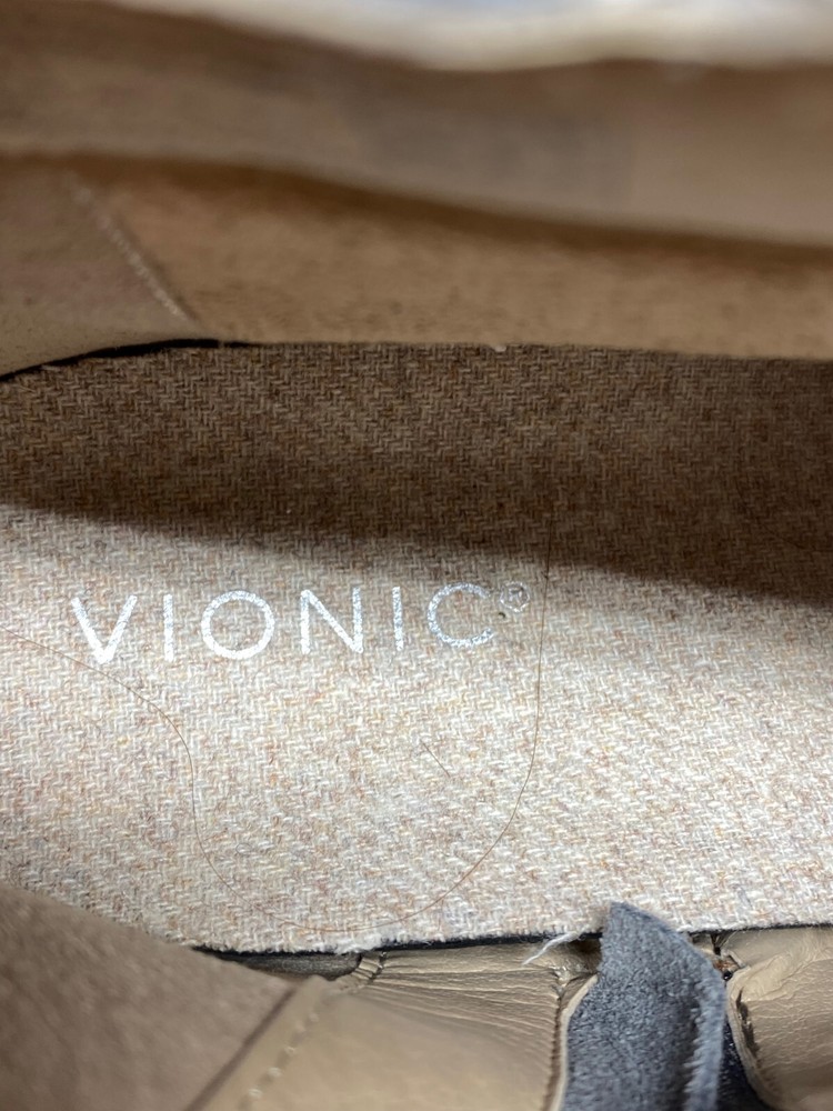Vionic Aslynn Size 9 Gray Water-Repellent Suede Lug Boot