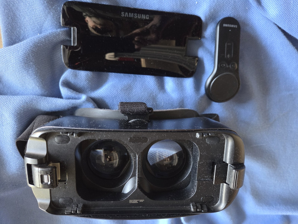 Samsung Gear VR SM-R325 Oculus with Controller