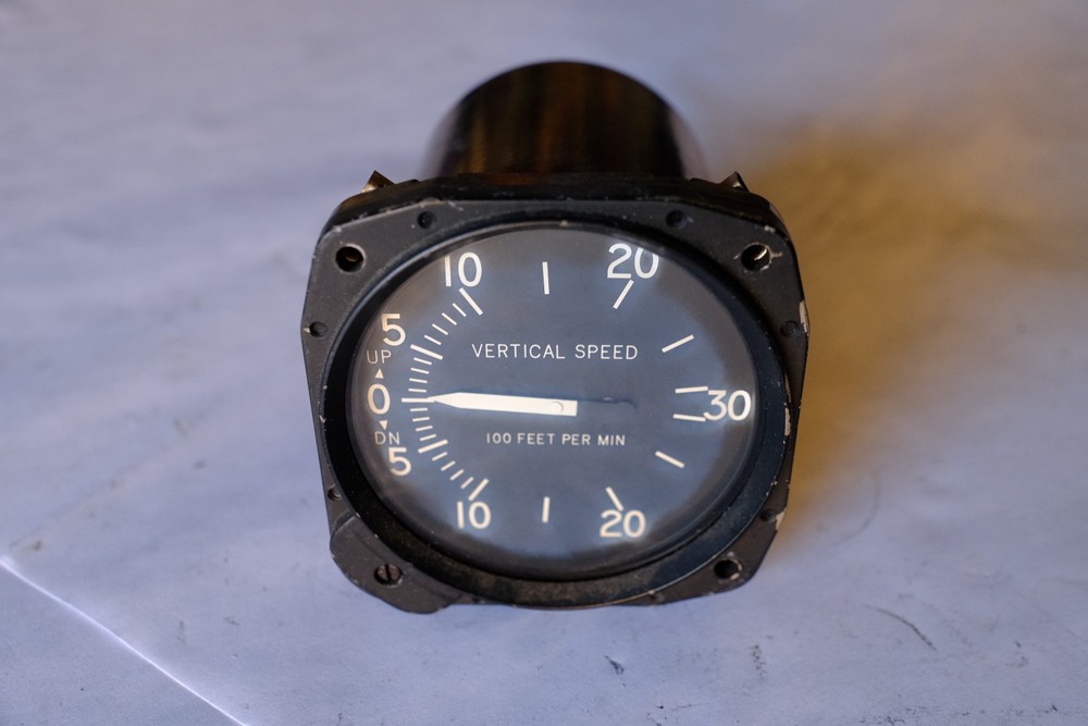 CESSNA VERTICAL SPEED INDICATOR