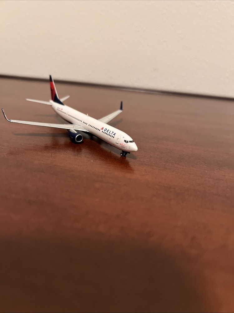 Delta 737-800 1:400 Scale