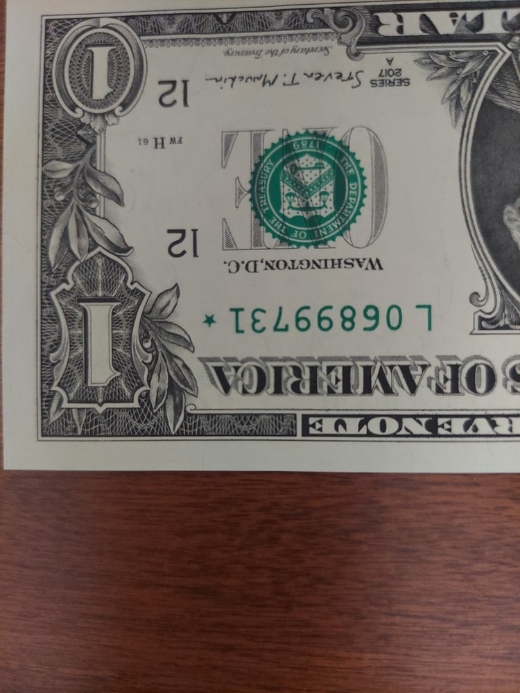 **Uncirculated 2017 *Rare *Error* Solid Starnote .(1dollar) 1 Solid /1 Hollow**