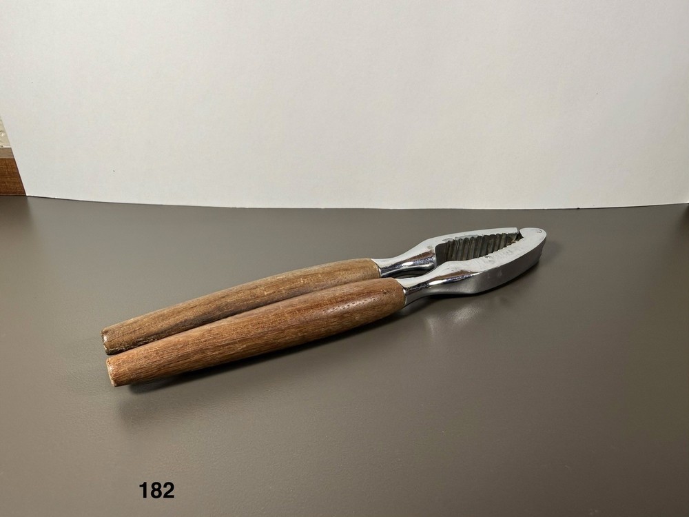 Nutcracker With Wood Handle 6.75”