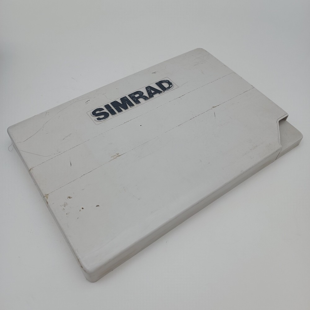 Simrad NSS8 EMEA Chartplotter And Multifunction Display NSS-8 w/Suncover