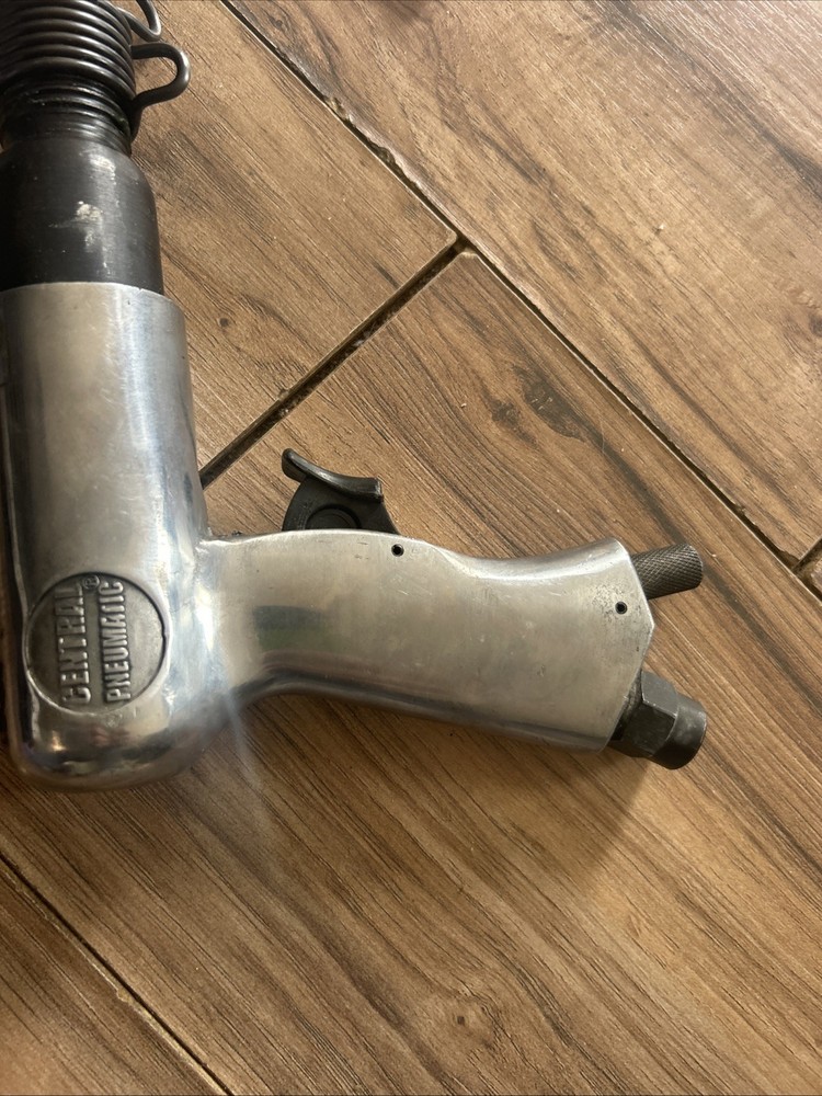 Central Pneumatic Medium Barrel Air Hammer With Chisel