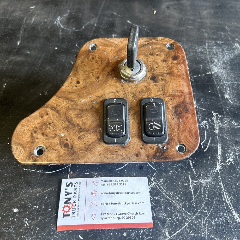 Peterbilt 387 Ignition key dash panel with key 17-05007M001