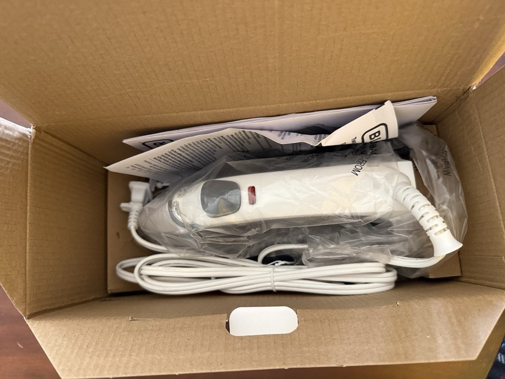 BLACK+DECKER Light 'N Easy Compact Steam Iron - Opened Box New Inside Package