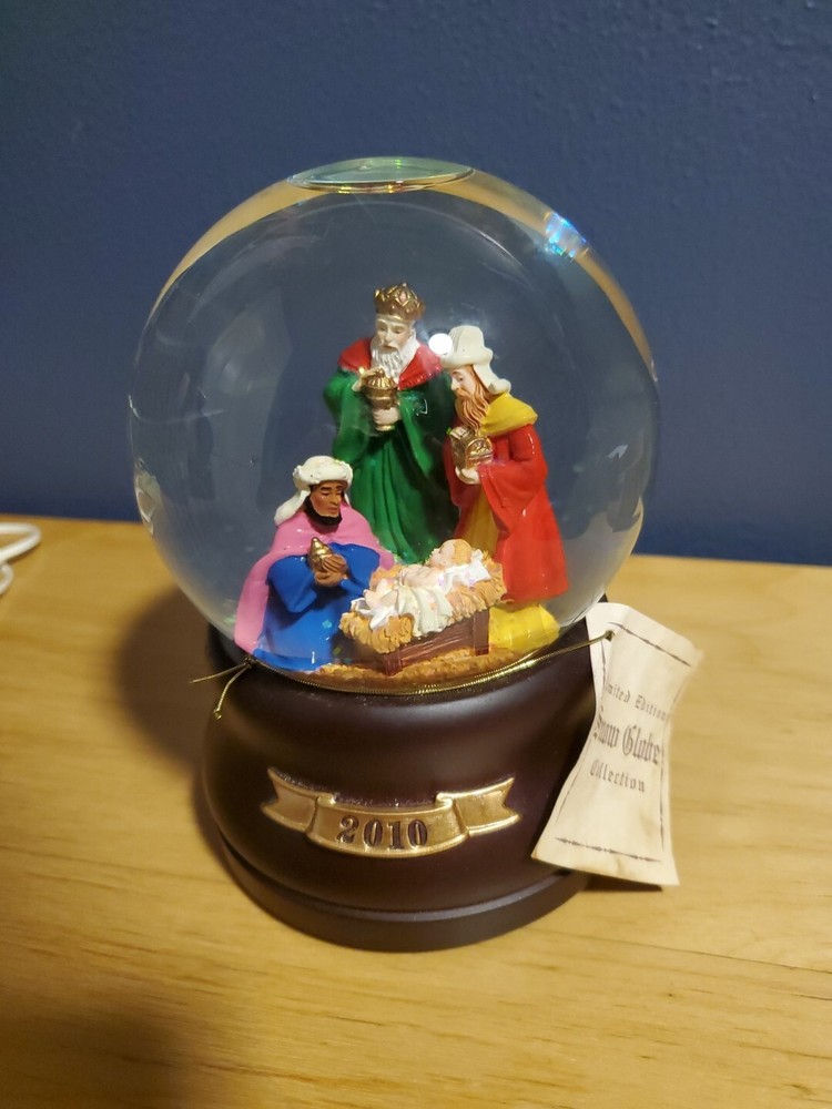 Snowglobe Musical Christmas  Nativity Scene " 2010 5.5"