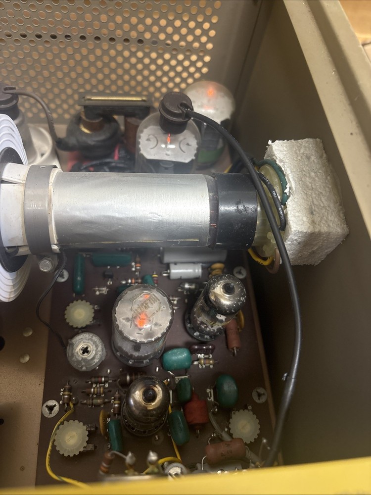 B&K 1968 Precision Model 1077B Television Analyst Powers On!