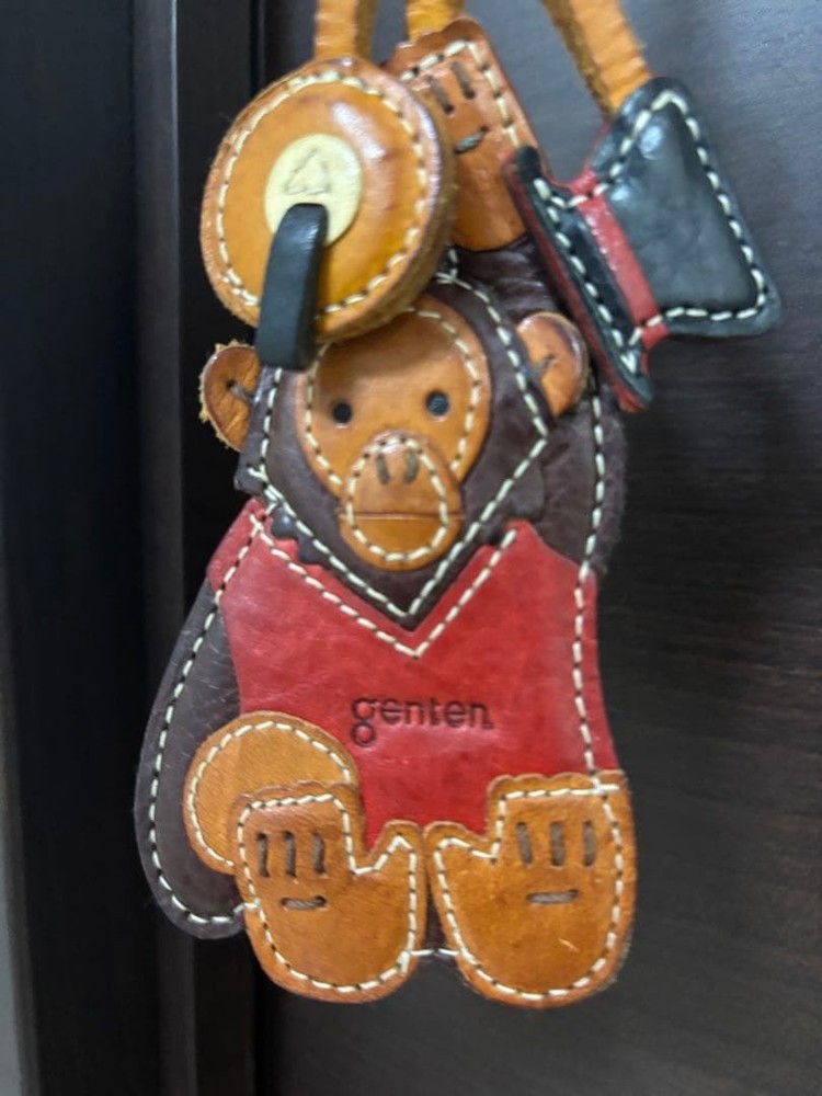 genten bear-shaped leather keychain