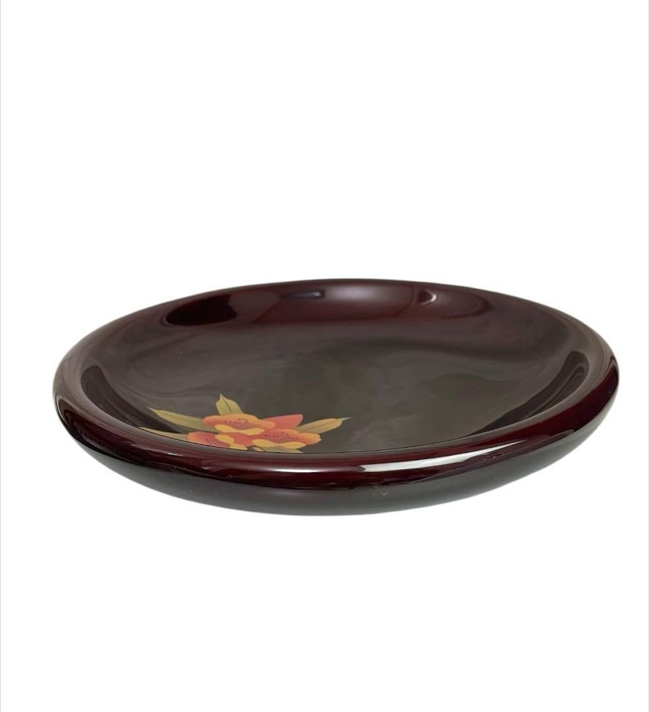 Japanese Product Description:深い赤色の漆器製平皿、オーキッドの美しい装飾付き。直径23cm- 色: 深い赤色- 装飾: 花