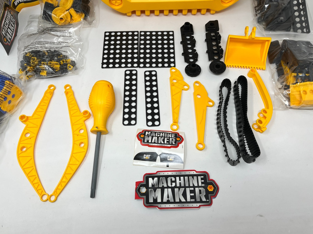 CAT Machines Kids Assembly Kit Apprentice EXCAVATOR 180 pcs Machine Maker NEW!