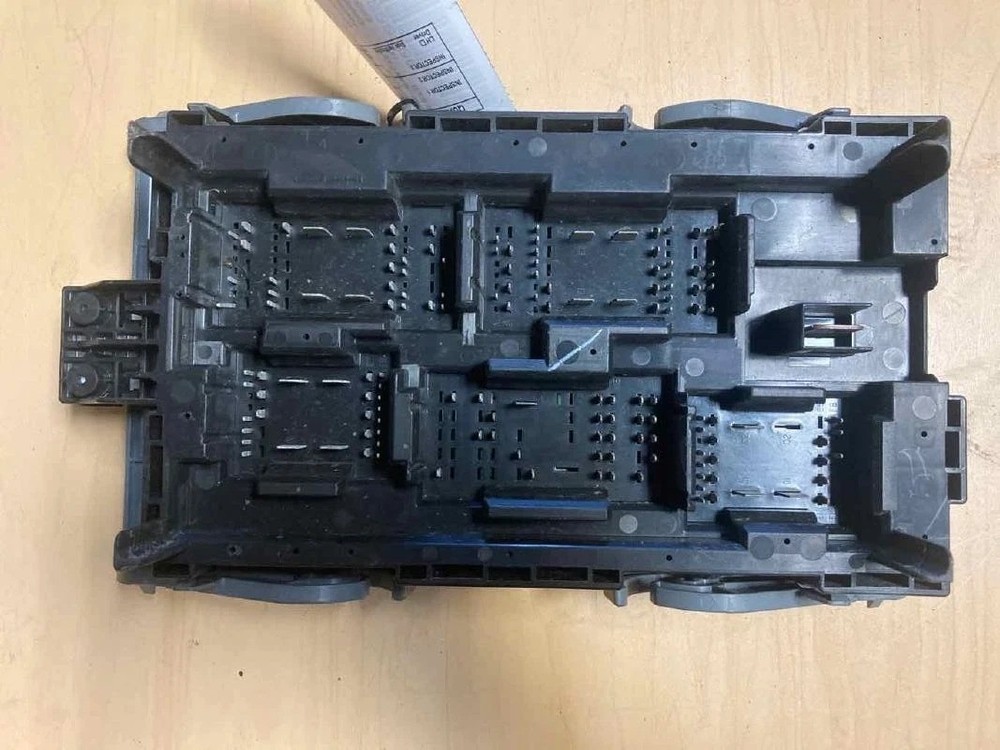 2007-2009 Chevy Silverado 1500 Engine Fuse Box OEM