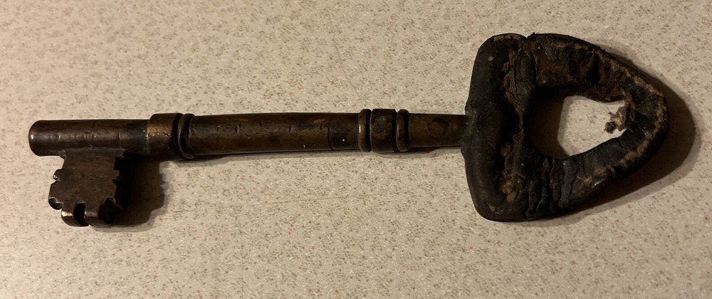 RARE ANTIQUE 5.5” BRASS WITH LEATHER COVER & MOVEABLE HANDLE SKELETON KEY