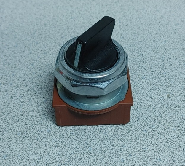 SIEMENS 3SB03-2RKB 2 POSITION SELECTOR SWITCH 30mm SPRING RETURN QUANTITY!!