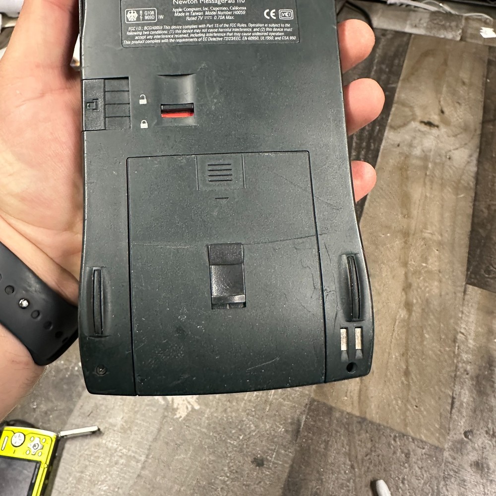 APPLE NEWTON MESSAGEPAD 110 Powers Up - No stylus or accessories