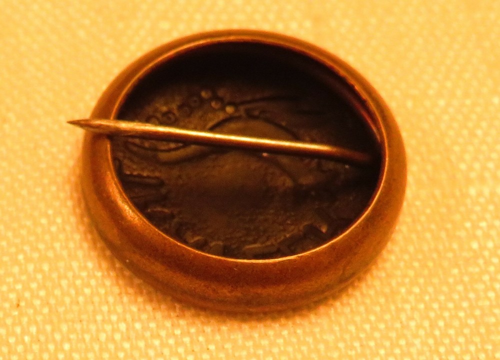 Trav'ler Kangaroo Pin Vintage Pinback