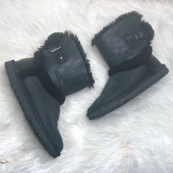UGG Women's Airehart Boots Black Sheepskin Size 6