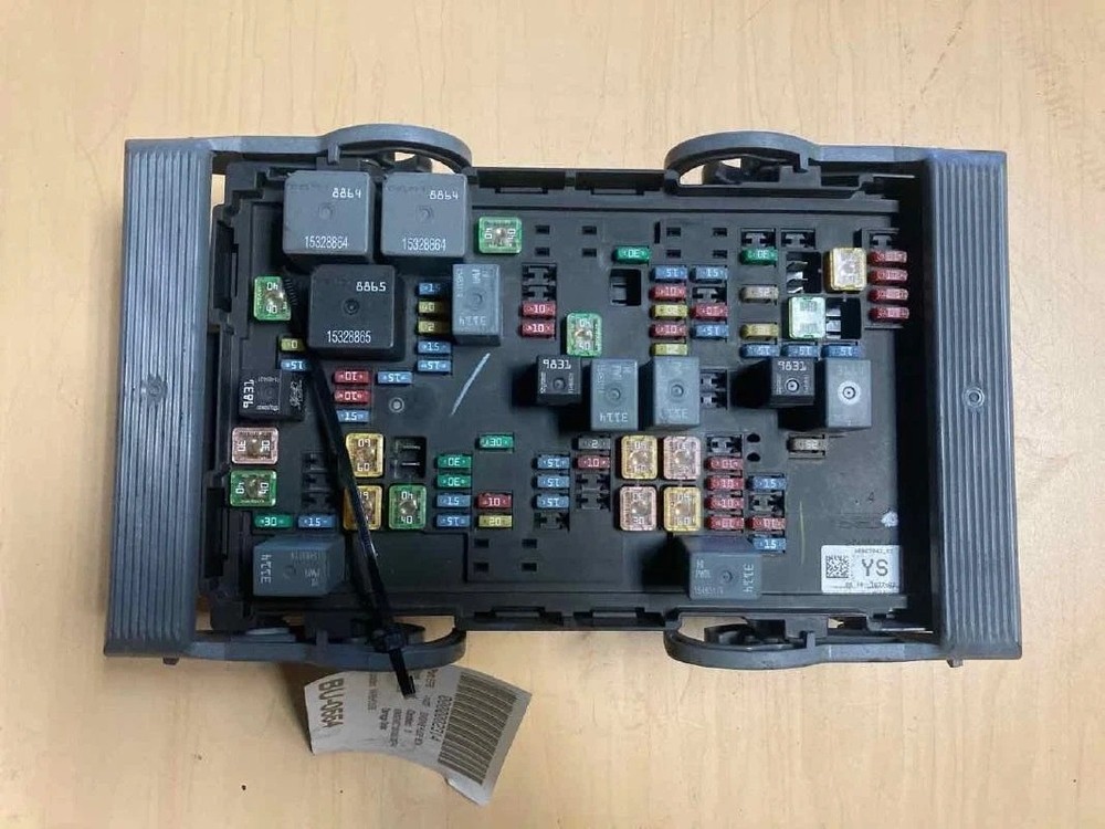 2007-2009 Chevy Silverado 1500 Engine Fuse Box OEM