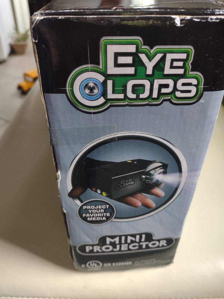 EyeClops Mini Projector Video Projector by Jakks Pacific New SEALED