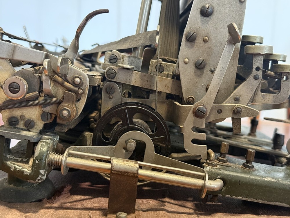 Rare ANTIQUE Imperial Model D Typewriter
