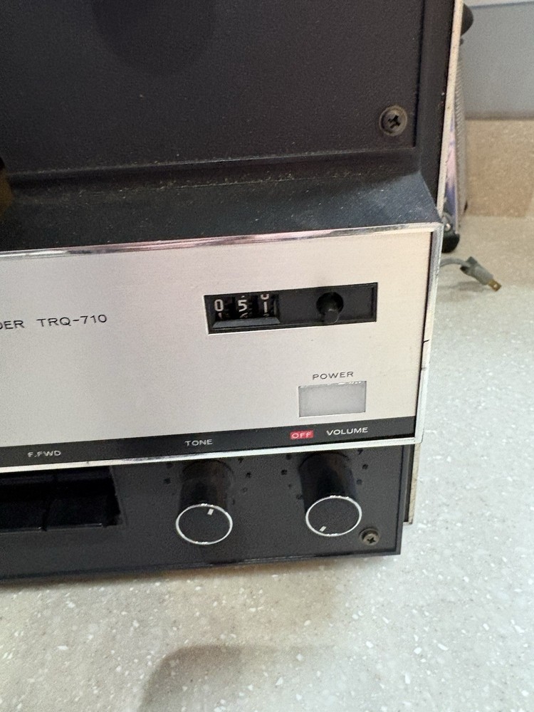 hitachi tape recorder TRQ 710 Powers Up With Microphone Please Read Description