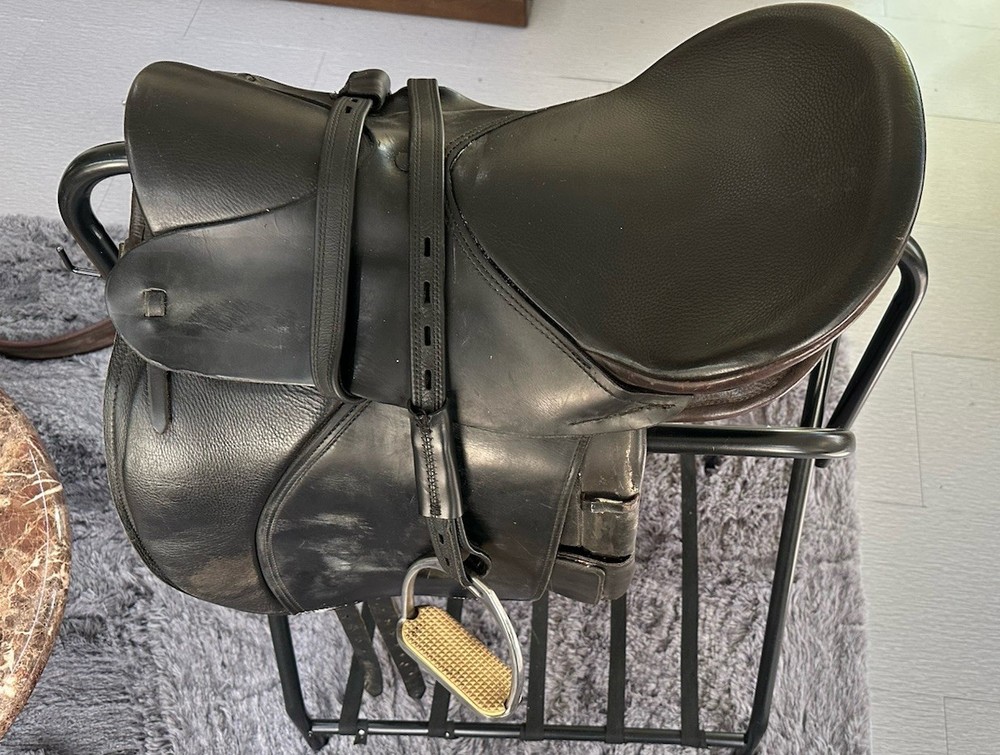 Ansur Treeless Saddle English