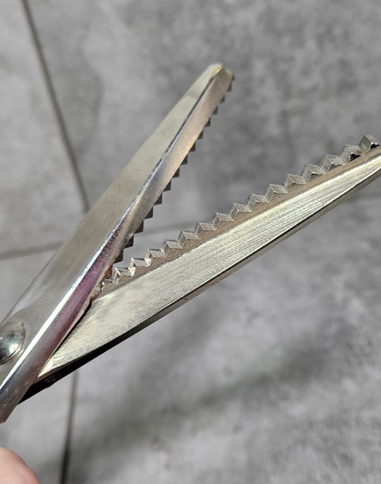 Vintage Sewing Fabric Pinking Shears Scissors