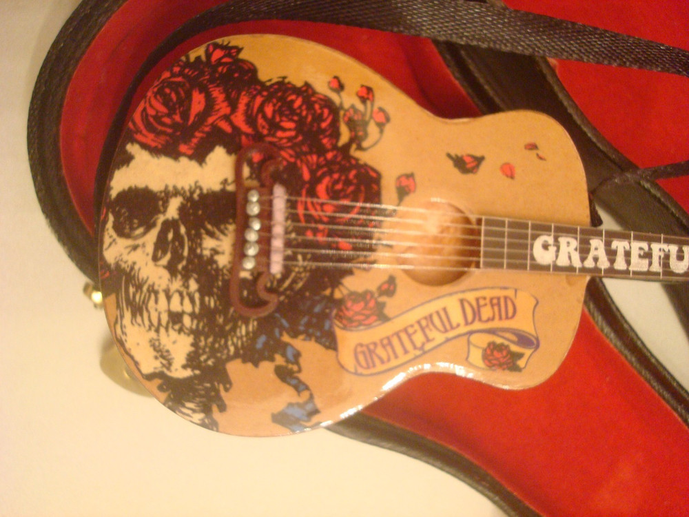 GRATEFUL DEAD MINIATURE GUITAR ORNAMENT