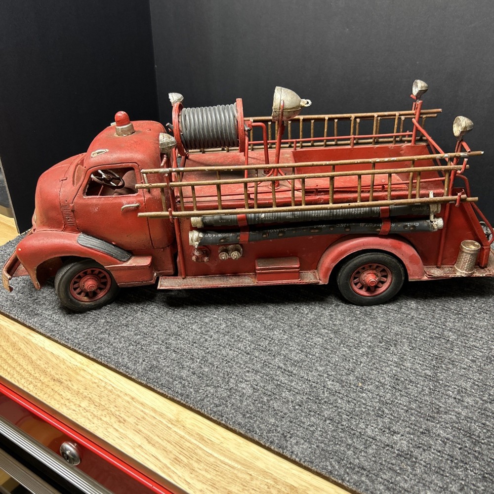 Antique Metal Fire Engine. Removable Side Ladders. In Good Condition .￼