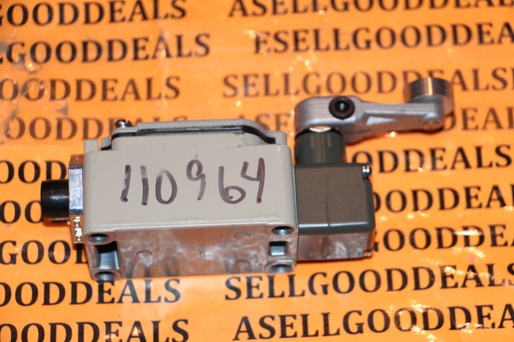 Omron WLCA2-LDK43-N Roller Lever Limit Switch New