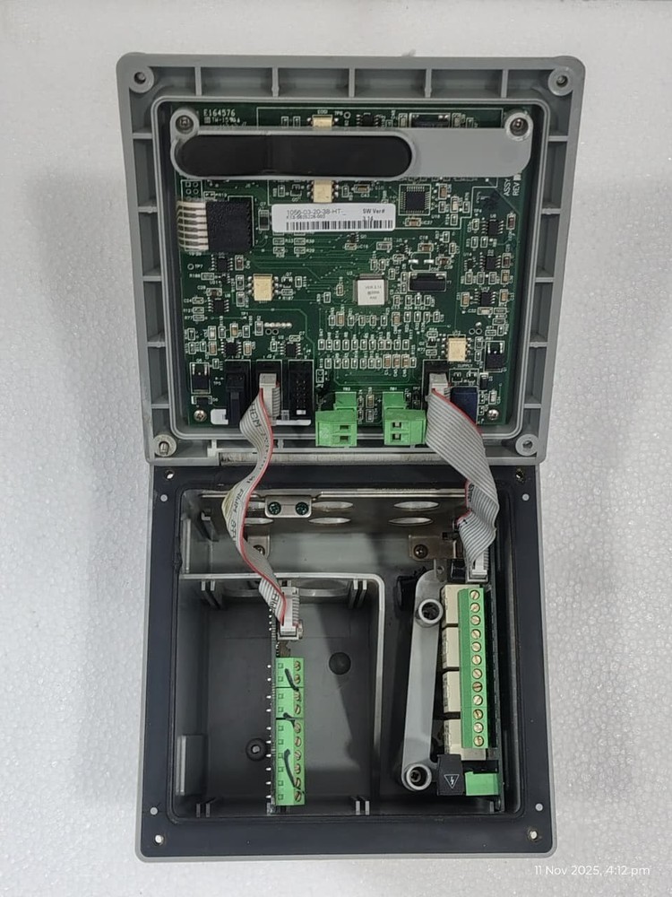 Emerson Rosemount 1056-03-22-38-HT PH ANALYZER HART