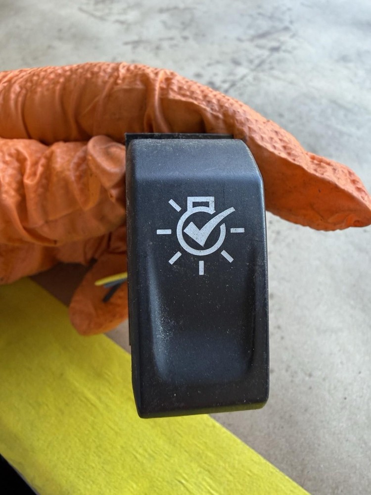 PACCAR ELST DASH ROCKER SWITCH P27 6253 032 01